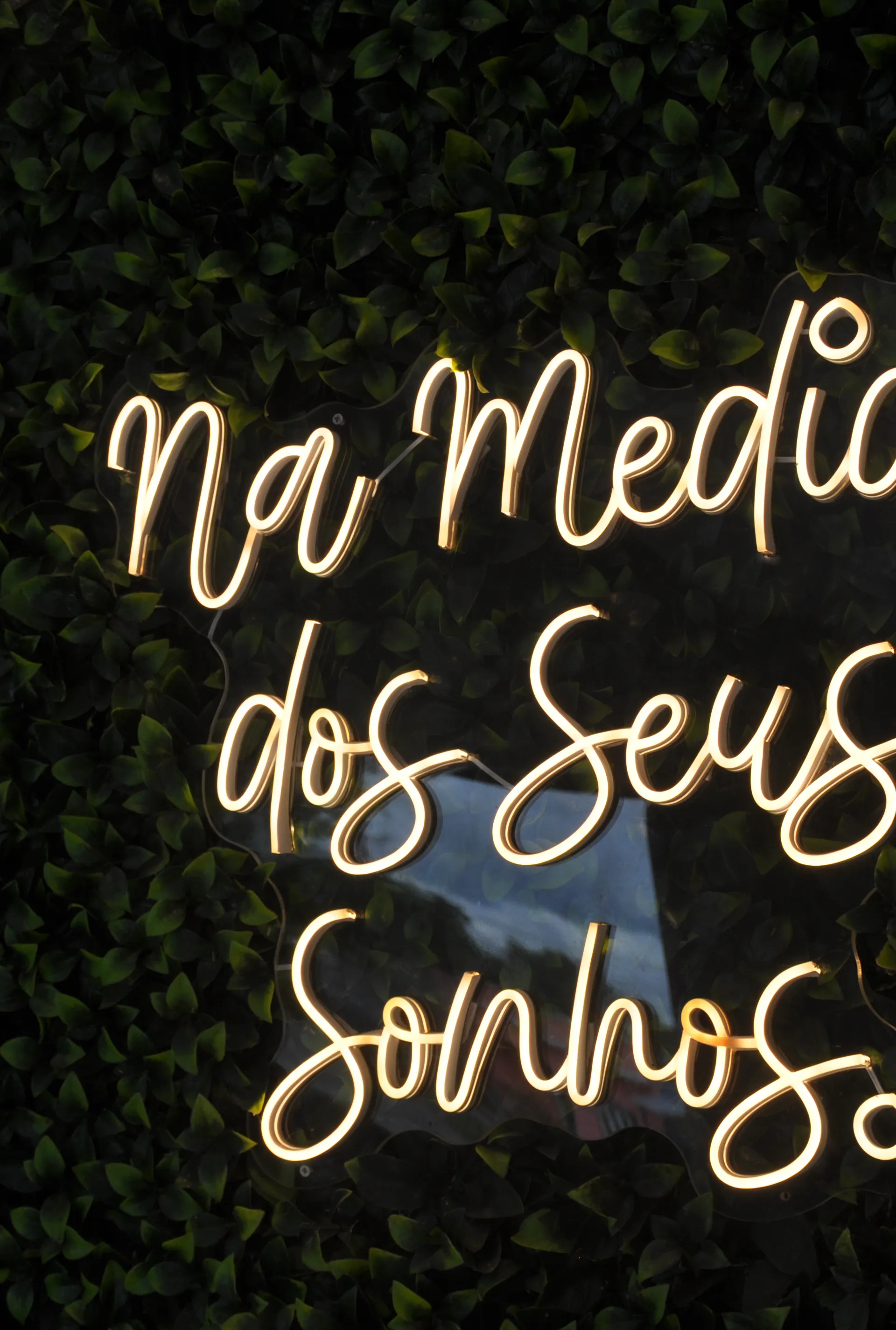 Na medida dos seus sonhos, slogan Cazatto em neon