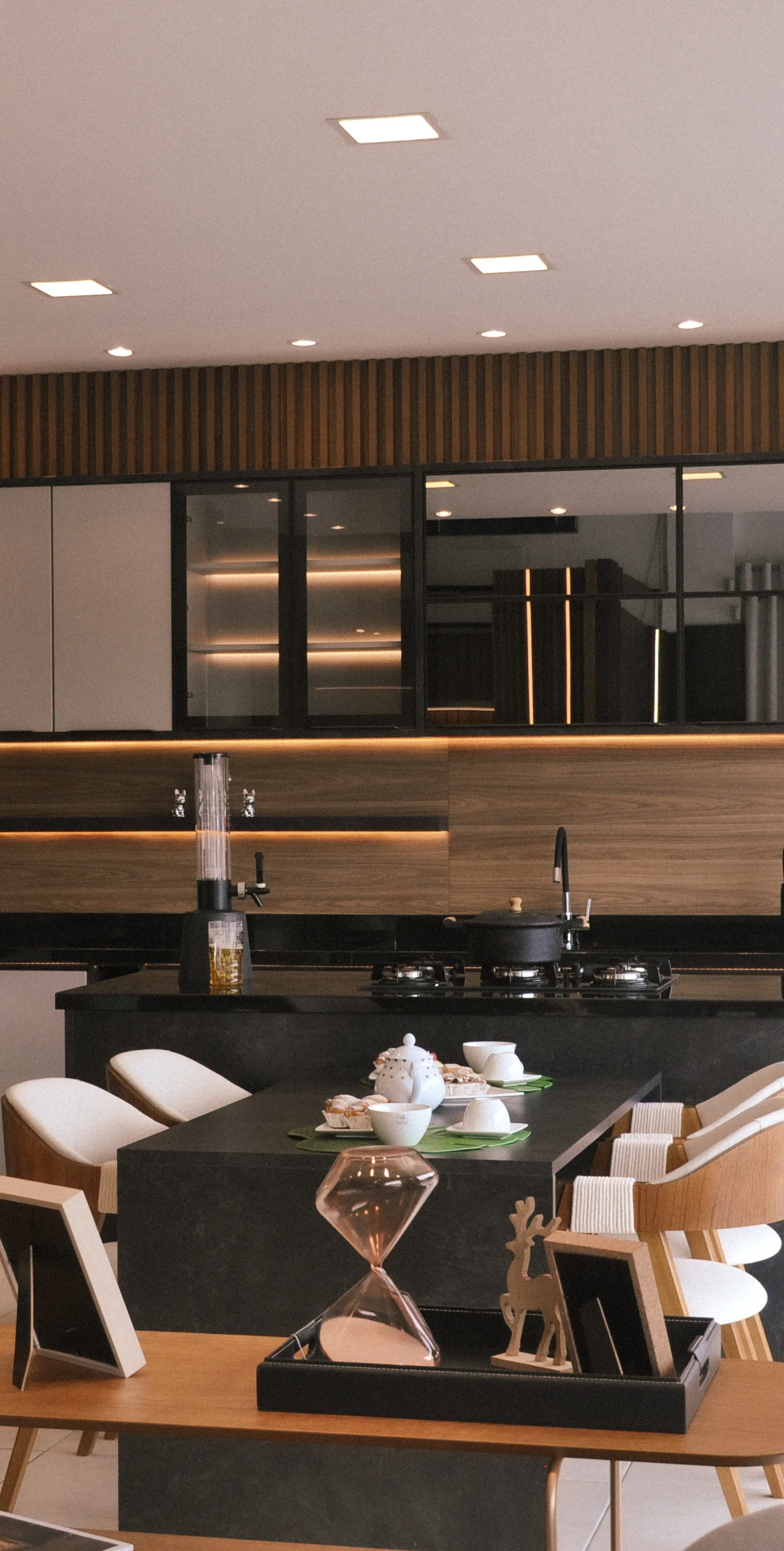 Cozinha gourmet com bancada preta e painel ripado Cazatto