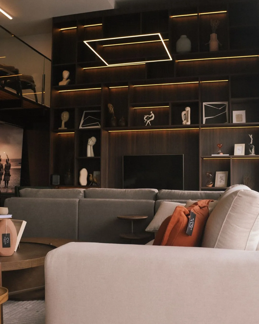 Sala de TV completa com estante iluminada, Cazatto